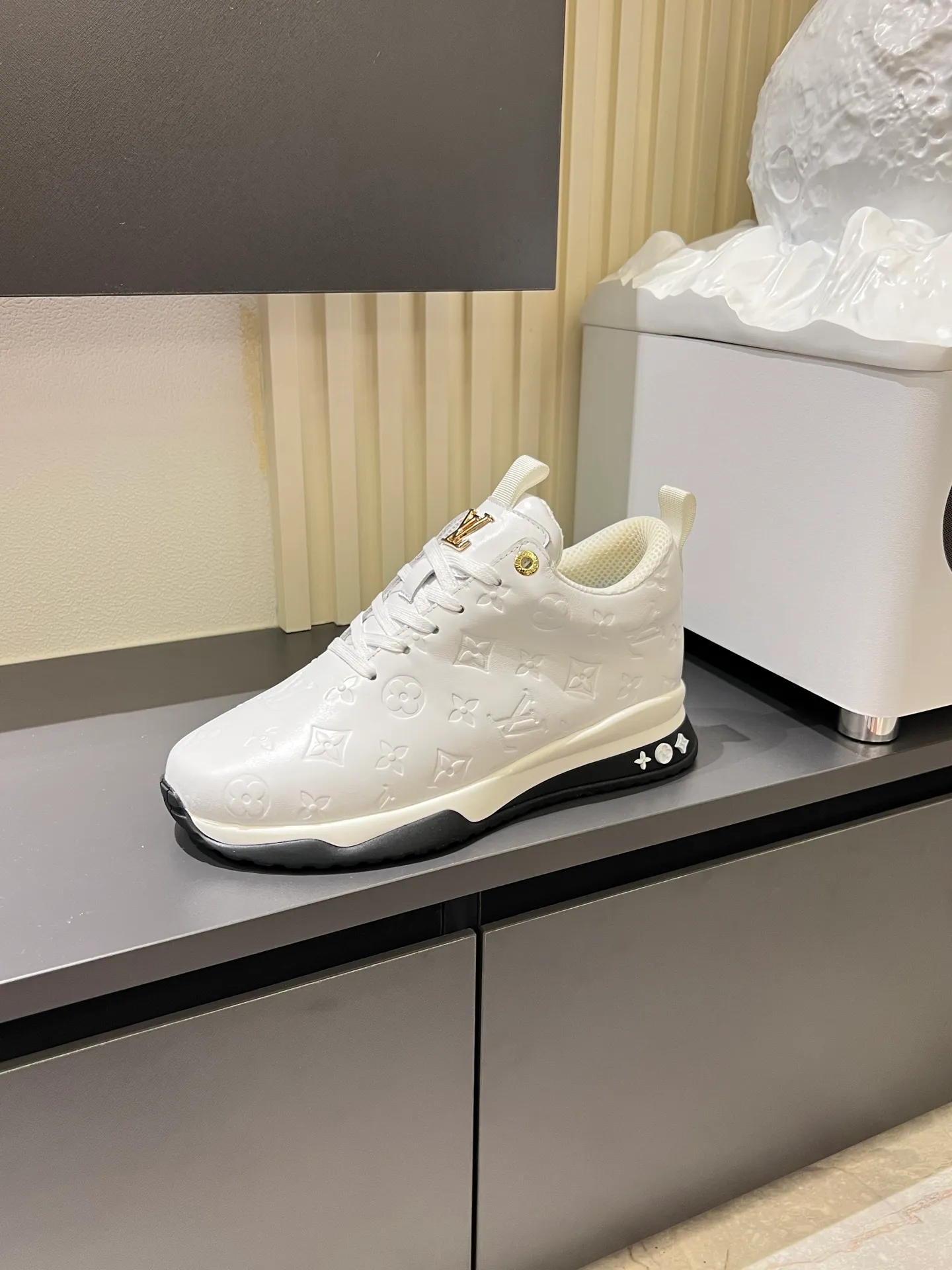 p520 "LOUI* VUITTO*" popular men's casual shoes, genuine development in Italy💯purchasing level quality✔️The upper is made of first-layer cowhide, comfortable and soft sheepskin feet⚡️Fashionable and versatile, the toe last shape is firm and full, and the soles are made from original LV molds and can be freely entered and exited the counter. Light and comfortable on the feet~Purely handmade, details determine quality! Size:39-44!